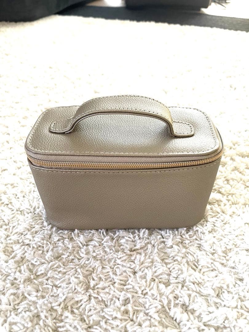 エミレーツ航空　ファーストクラス　アメニティ　ブルガリ