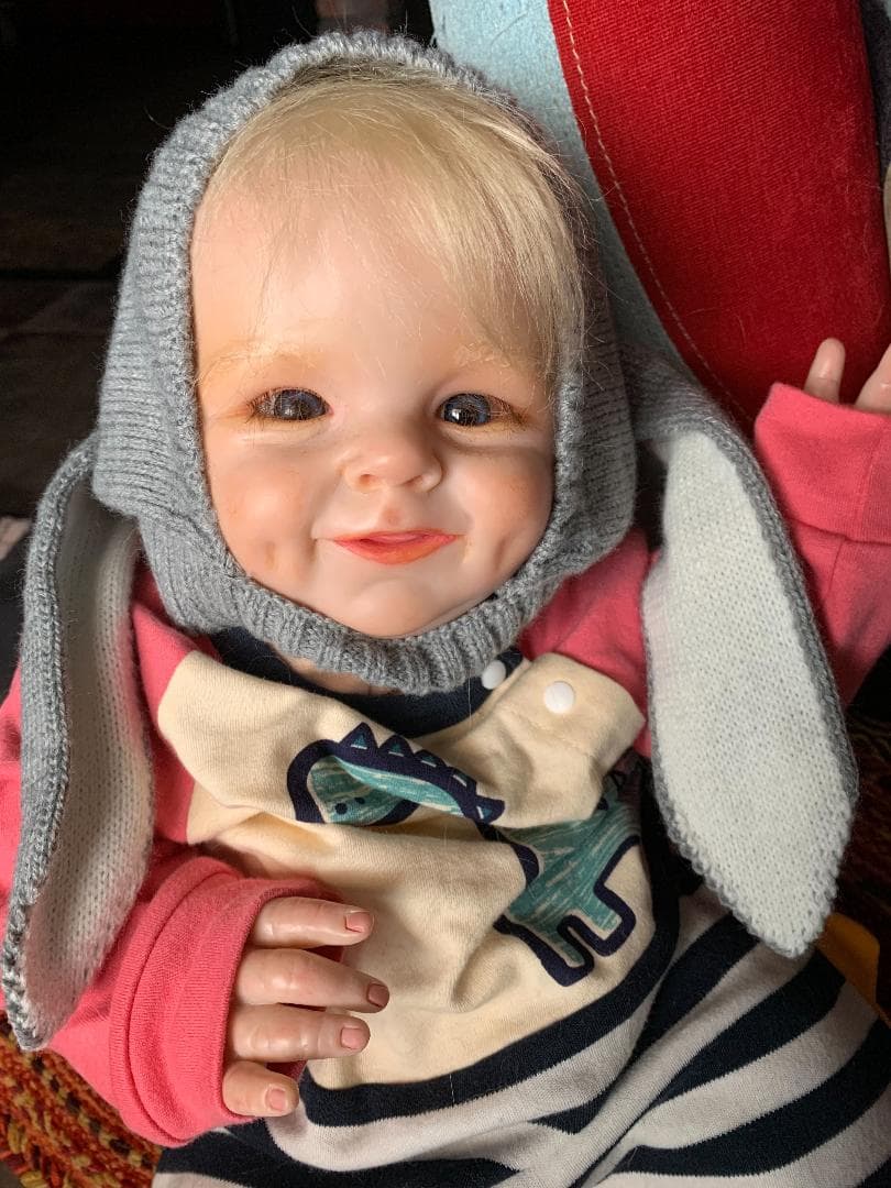 幸せな微笑みのリボーンドール