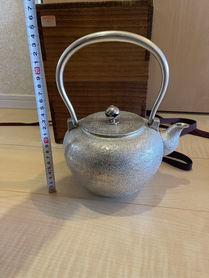 純銀保証　純銀製槌目湯沸1091g 銀瓶　桐箱　刻印あり　急須　茶壺　茶道具鉄瓶