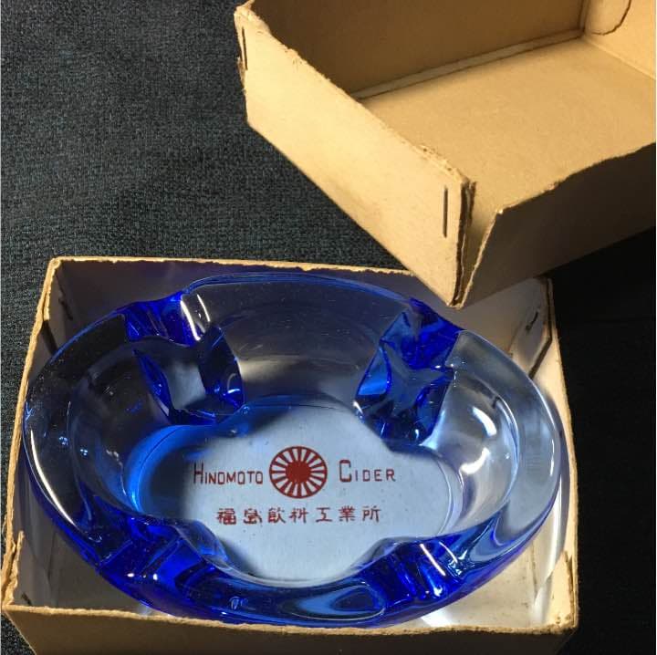 (・・;)…なんだろうと思ったら、綺麗な昭和レトロな灰皿だった。