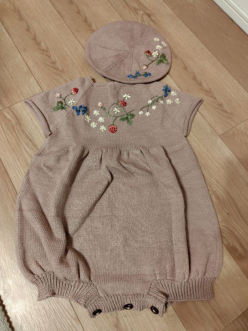 Shirley bredal刺繍ロンパースとベレー帽セット