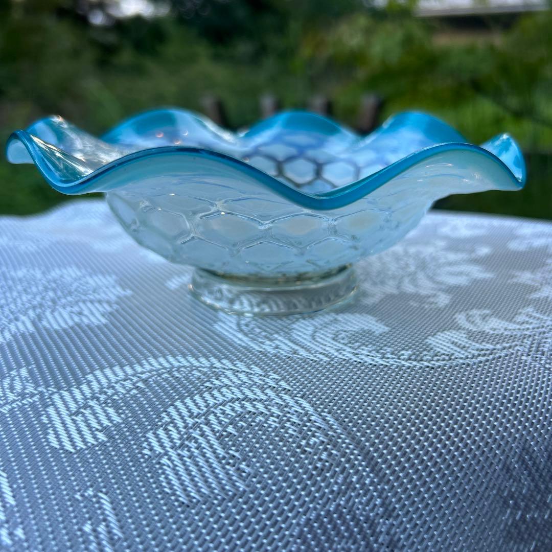 レトロ 古い ガラス製 なみなみ 金魚鉢風 足つき 水色 皿