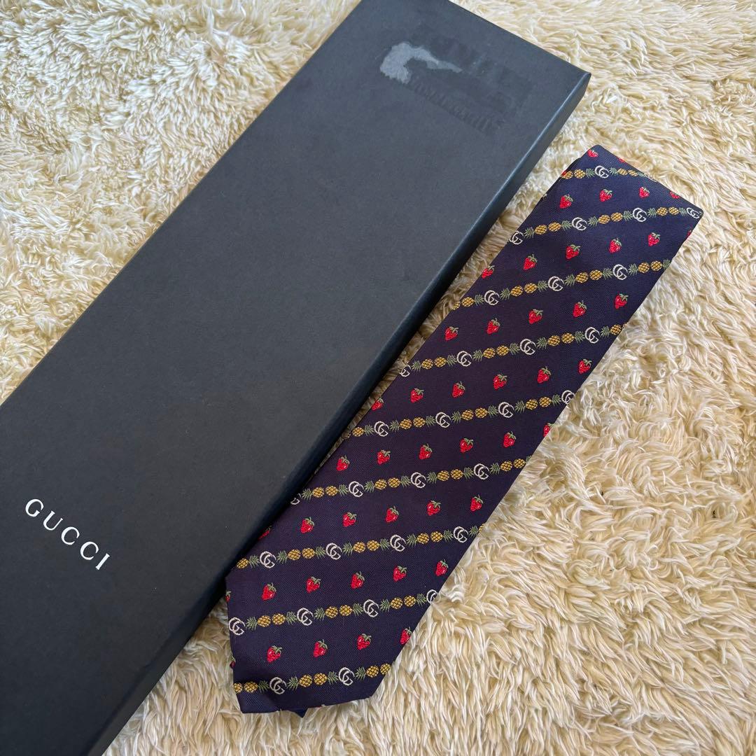 美品　グッチ ネクタイ ネイビー 濃紺 マーモント イチゴ パイナップル