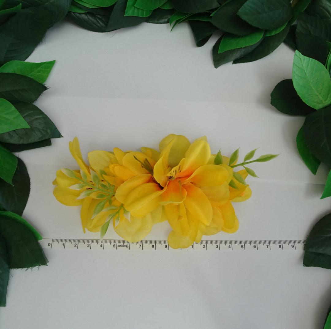 soysoytan さま専用　フラダンス髪飾り　スイートイエローリリー　クリップ