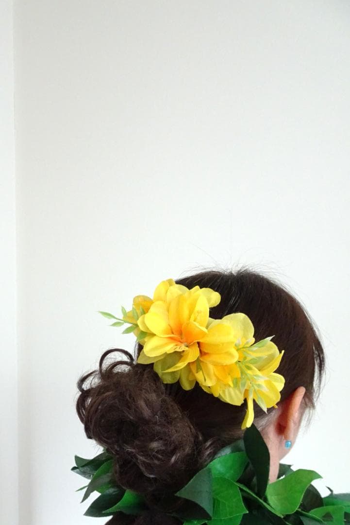 soysoytan さま専用　フラダンス髪飾り　スイートイエローリリー　クリップ