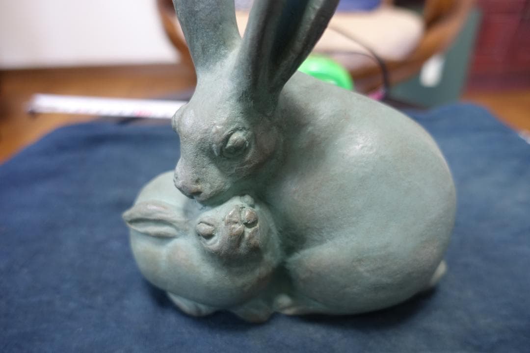 239 　ウサギ置物　金属製　重さ　2ｋｇ　作者の刻印あり　インテリア飾り