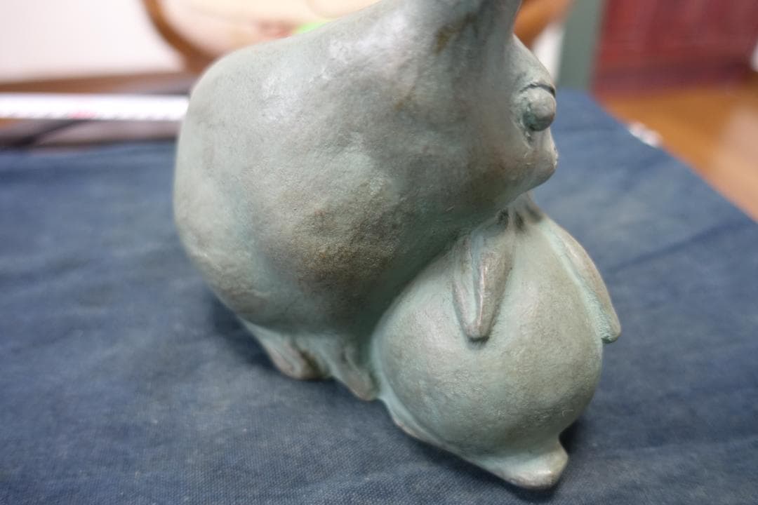 239 　ウサギ置物　金属製　重さ　2ｋｇ　作者の刻印あり　インテリア飾り
