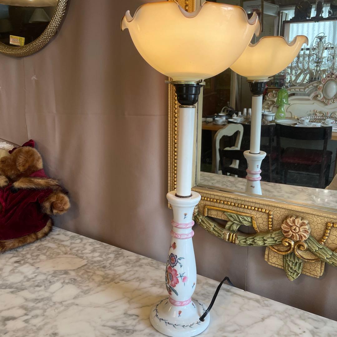 イタリア製，華奢なボディーと美しい花柄のフロアランプ