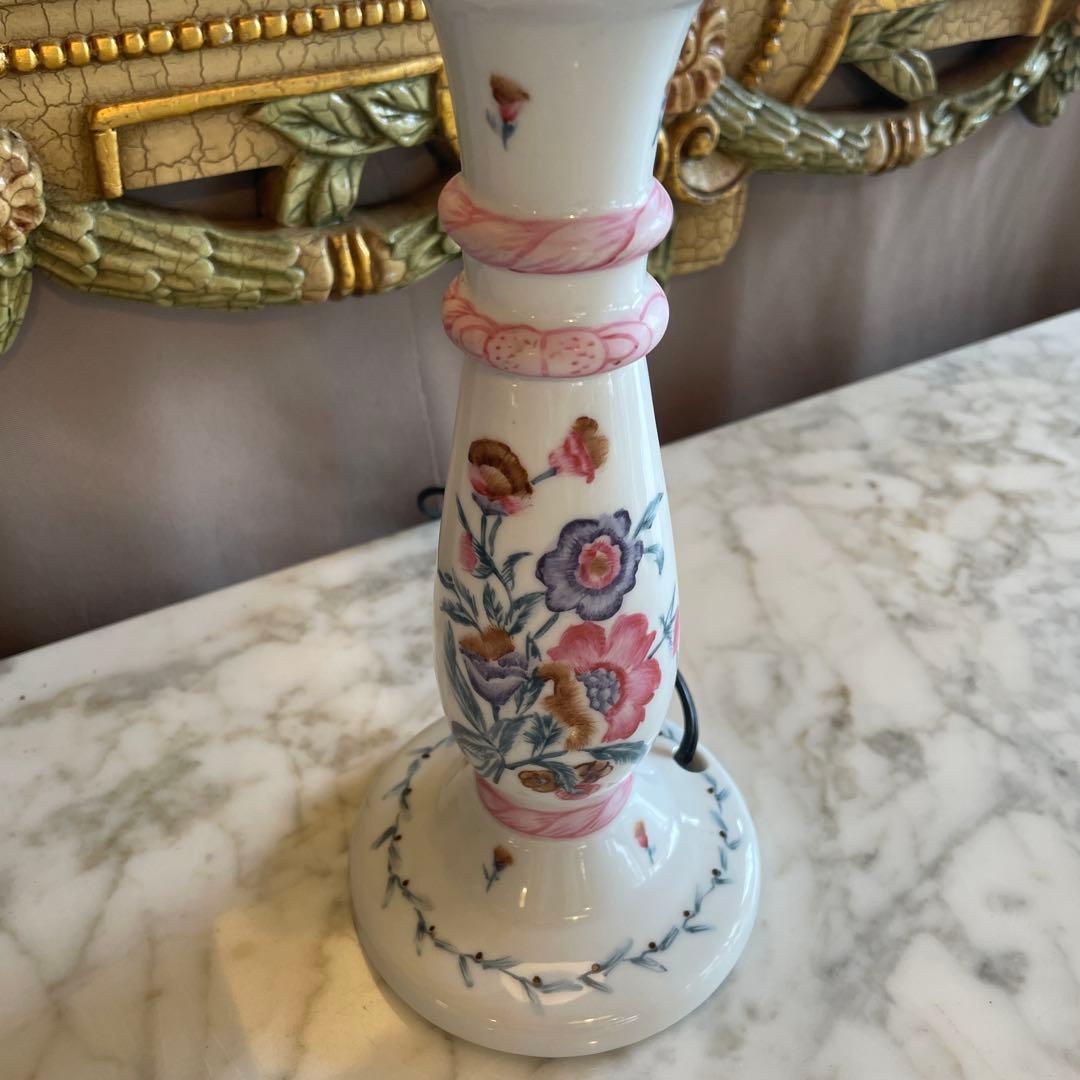 イタリア製，華奢なボディーと美しい花柄のフロアランプ