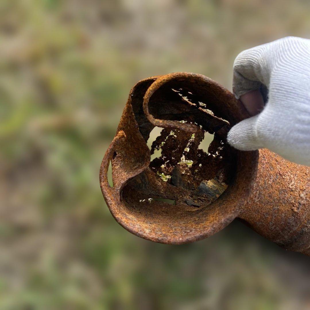 錆びた金属製ガーデンオーナメント　太いアイアンパイププランター　ジャンクガーデン