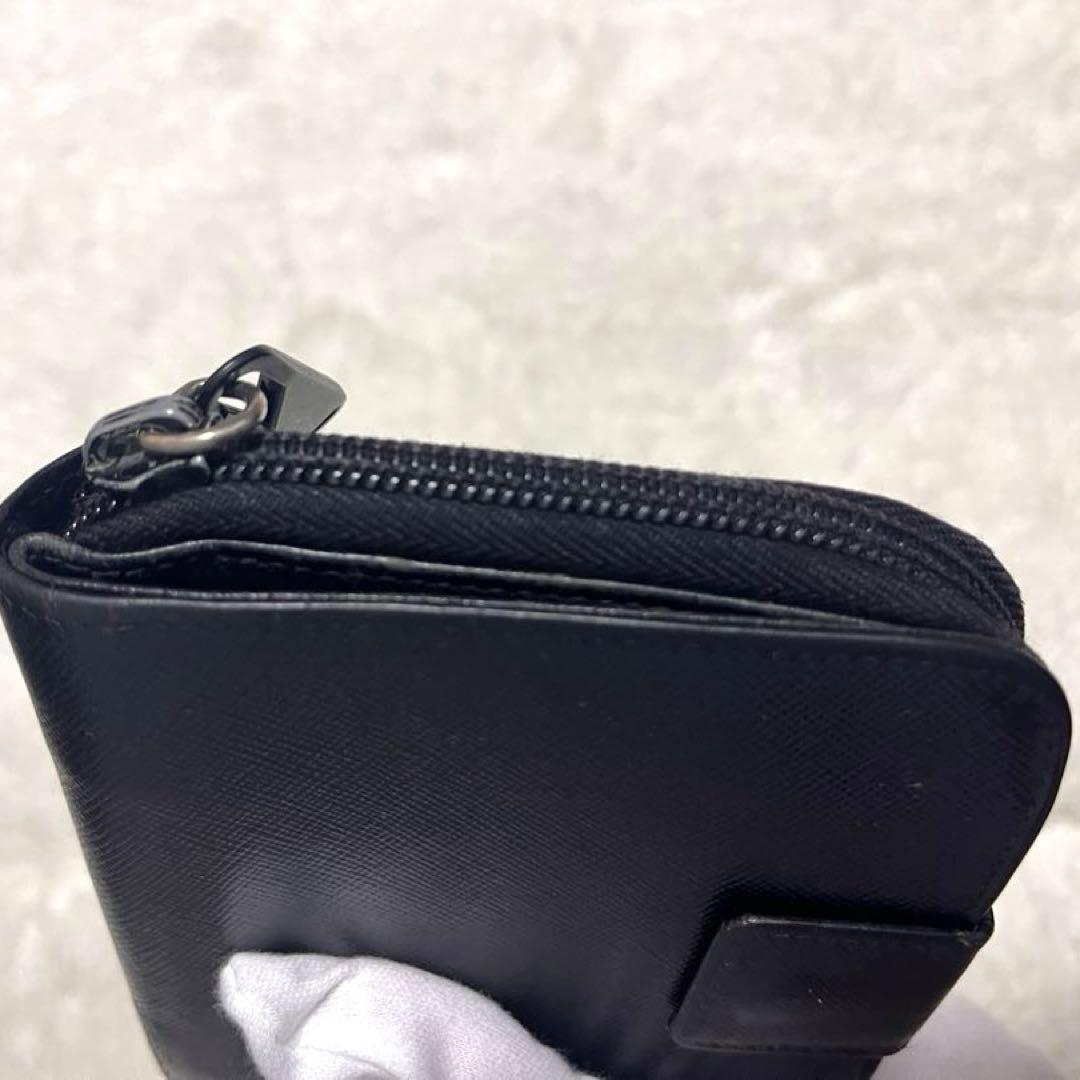 プラダ財布　二つ折り　サフィアーノレザー　三角ロゴ　ジップ