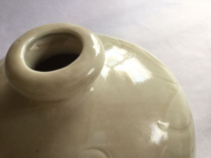 明　白磁　線彫　壺
