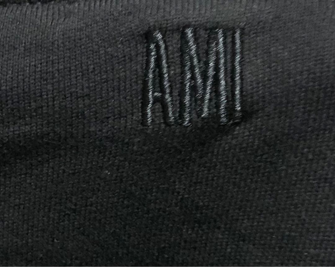 ハートとAの刺繍が特徴的な黒のフード付きパーカー 男女兼用