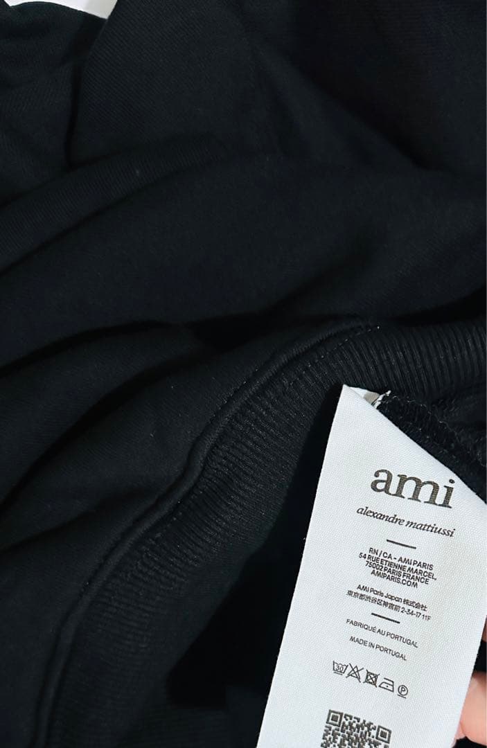 ハートとAの刺繍が特徴的な黒のフード付きパーカー 男女兼用