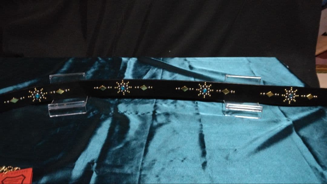 栃木レザースタッズベルト　ブラック　ニッケル＆ブラス　アクリル　アクアブルー