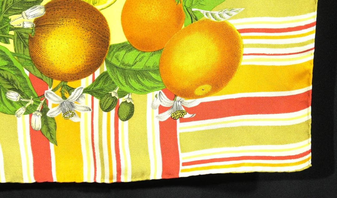 美品　GUCCI グッチ　大判シルクスカーフ　D503