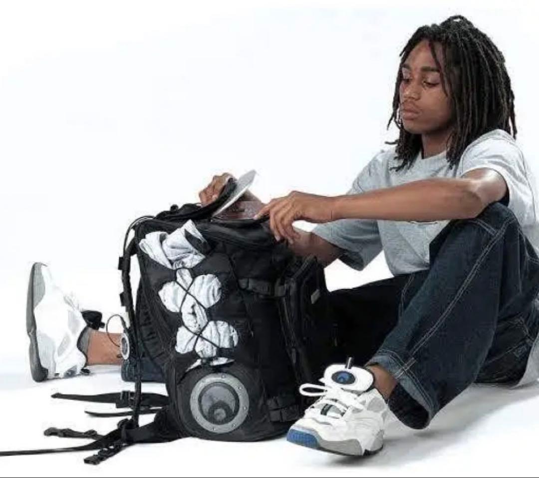 OSIRIS スピーカー付き黒リュック