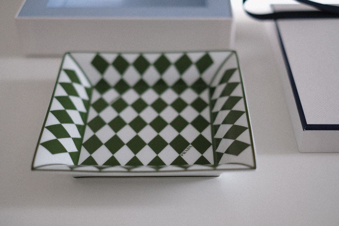 【新品】 PRADA チェッカーボードプレート オリジナルボックス付き