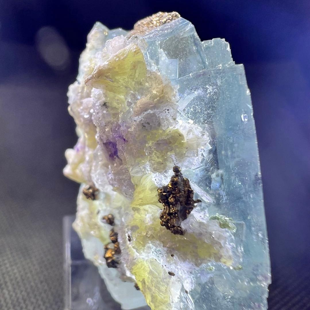 ヤオガンシャン産　パイライト、ドロマイト共生ライトブルーフローライト