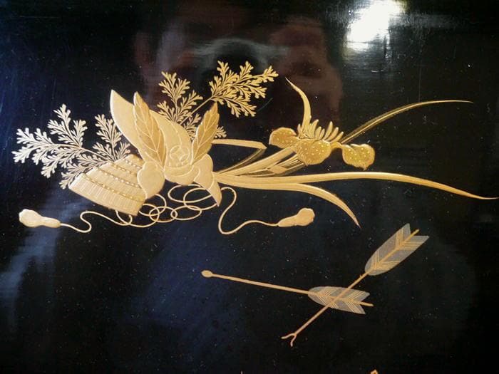 美しい立雛ノ図と兜ノ図　木製金蒔絵　四方盆の大　27.3cm　桃の節句端午の節句