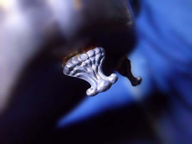 英国銀製品の老舗MFGのレオナルドシルバーの彫刻模様が施されたアンティークトレイ