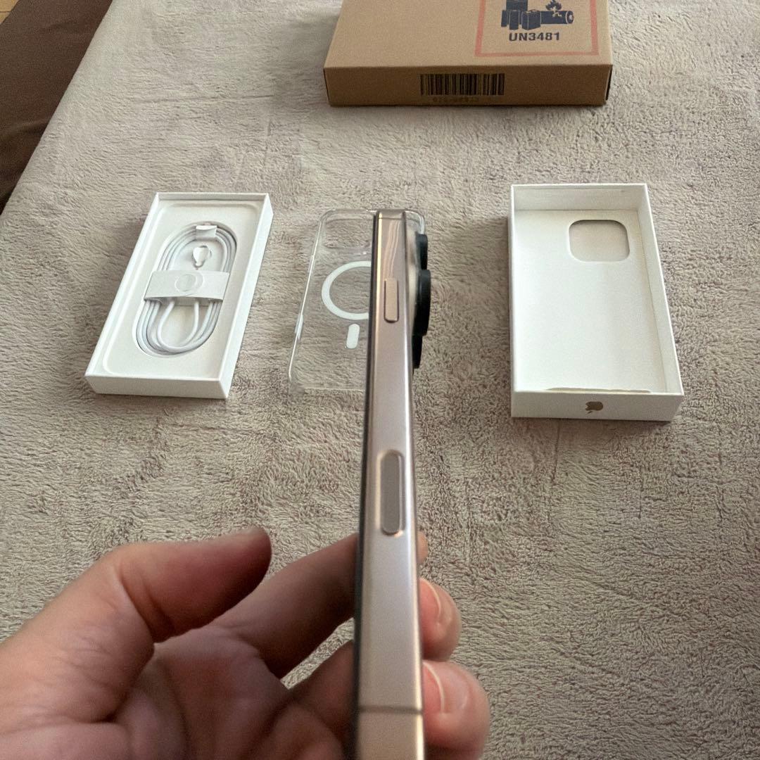 Apple iPhone 16 Pro Max 256GB 純正ケース付き