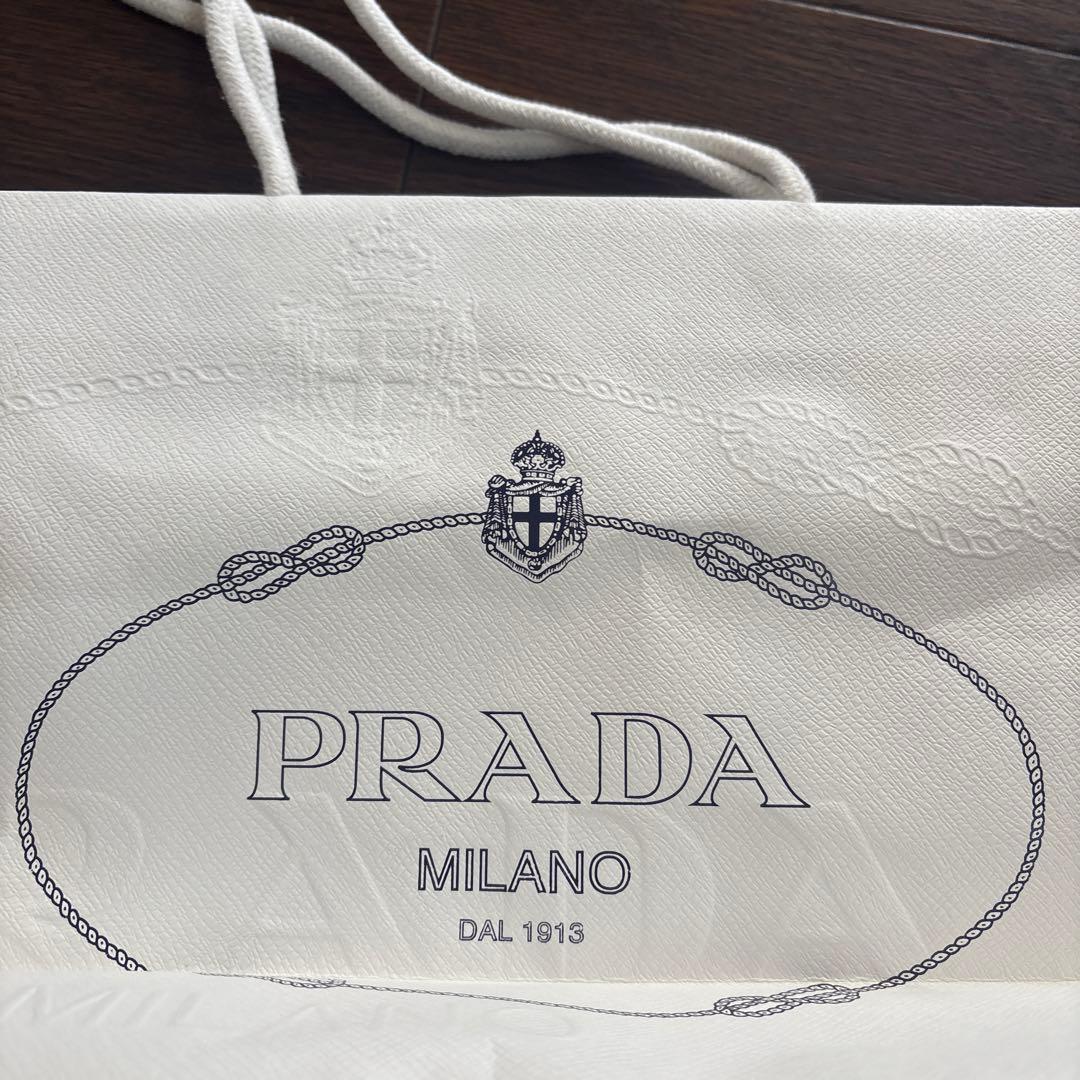 ほぼ新品！PRADA ダウンジャケット　フード、紙袋付き　黒