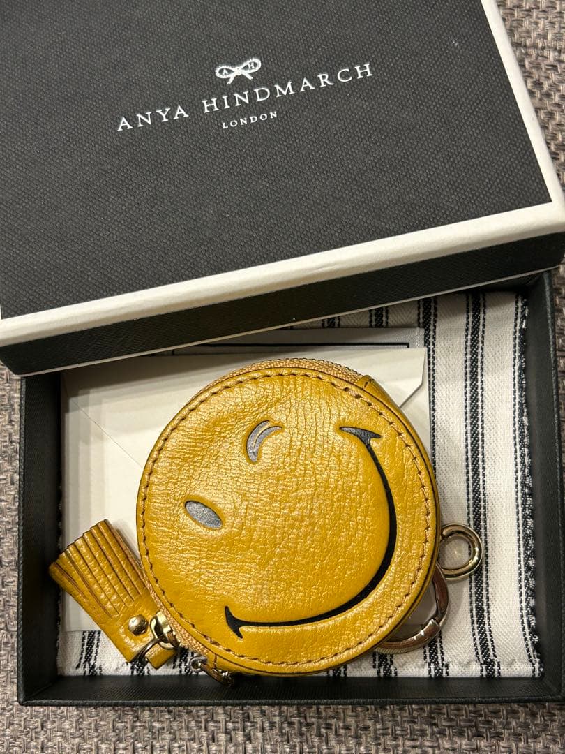 ANYA HINDMARCH スマイリーフェイス キーホルダー