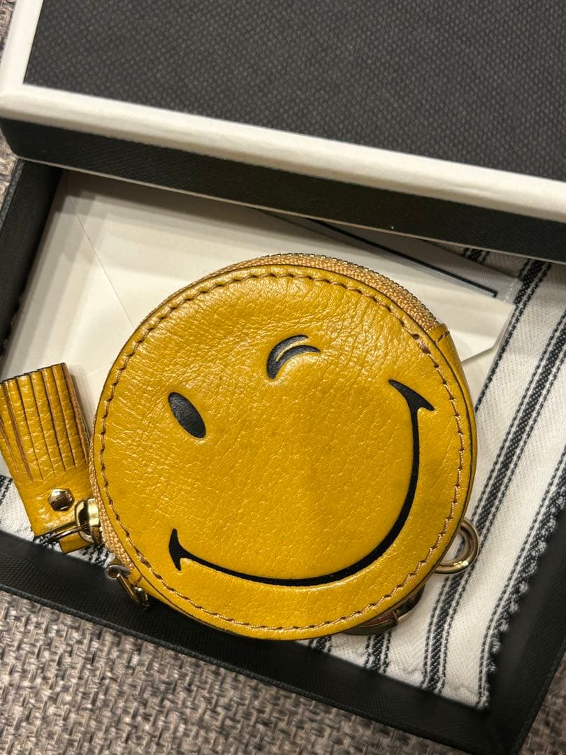 ANYA HINDMARCH スマイリーフェイス キーホルダー