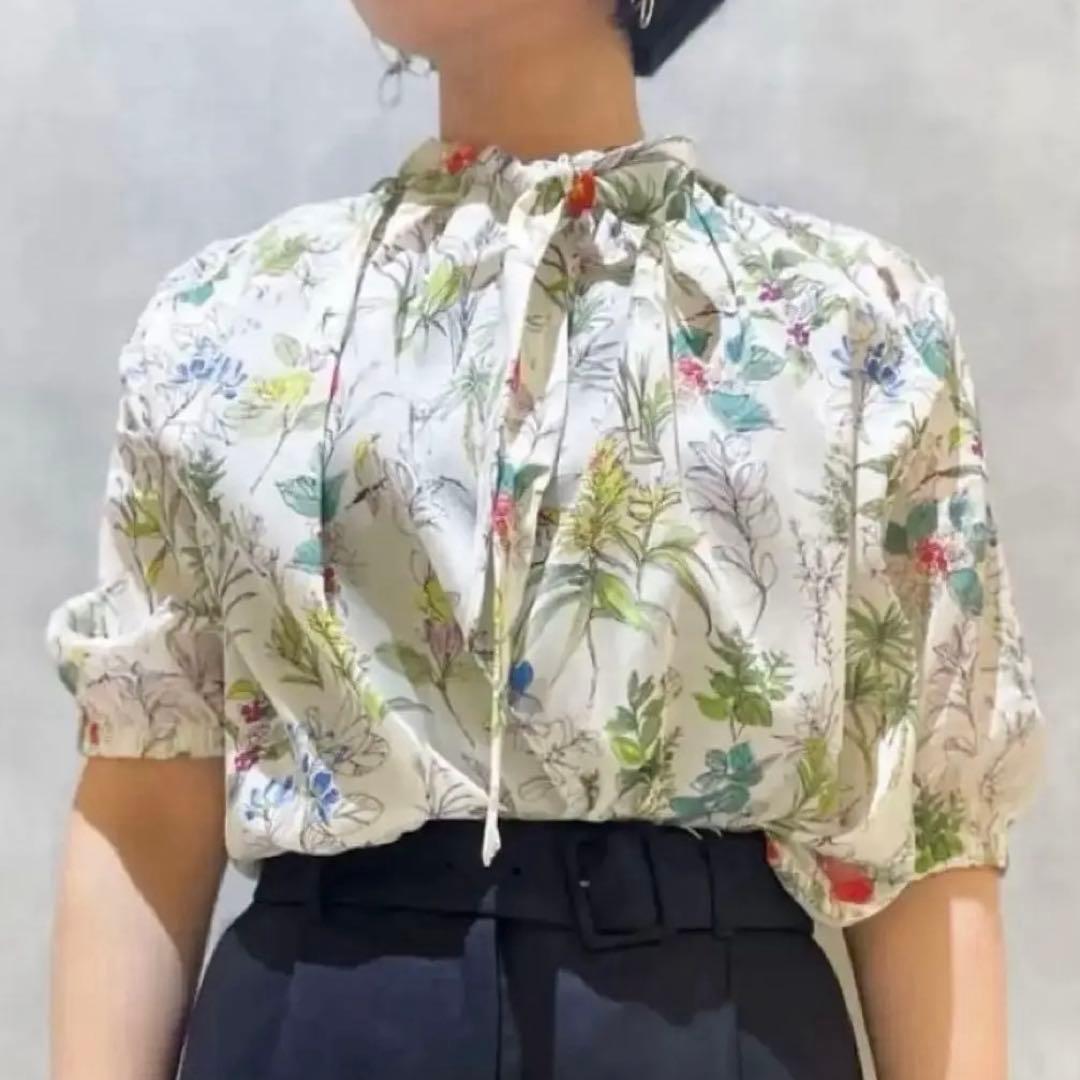 【新品未使用】バードプリントギャザーボウタイブラウス　トゥモローランド