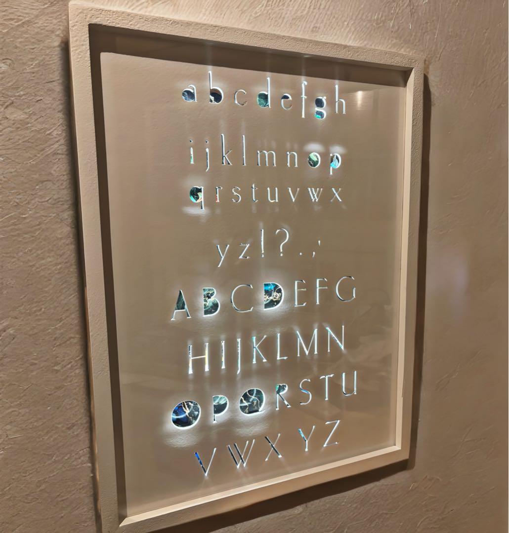 間接照明　アートパネル｜光の綴り｜壁掛けライト　静かな光　インテリア　家具