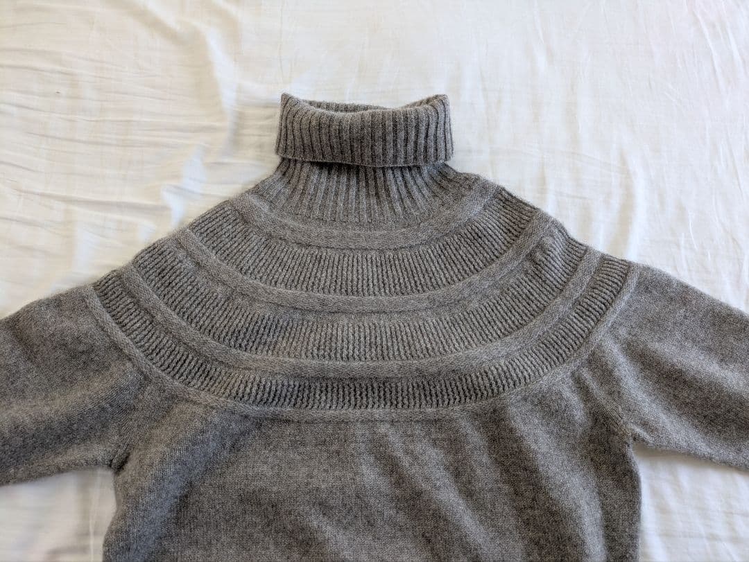 「ファクトリー」タートルセーター グレー