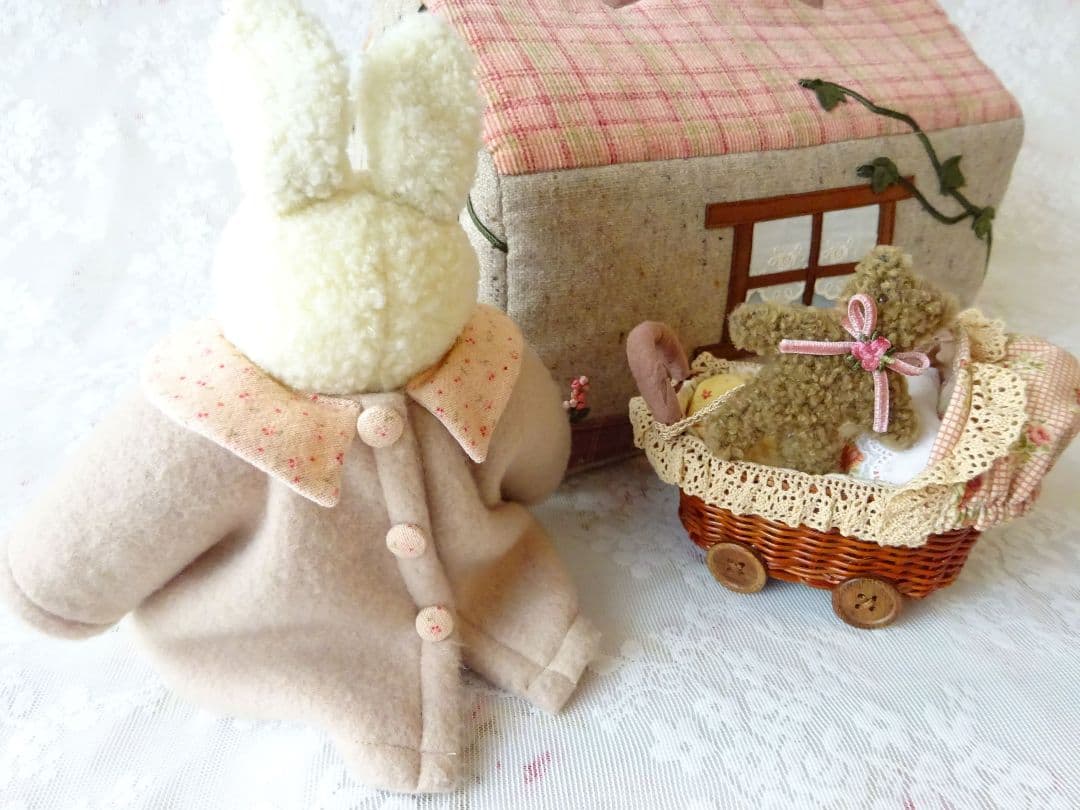 マニー　うさぎハウスコラージュ小物入れ　ぬいぐるみ　イマンローズウォールポケット