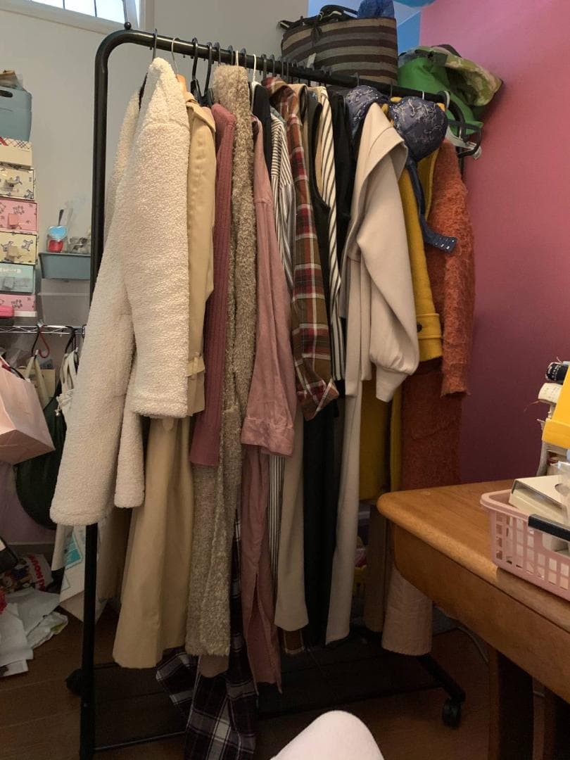 スリムながら頑丈なハンガーラック、キャスター付きで移動も簡単