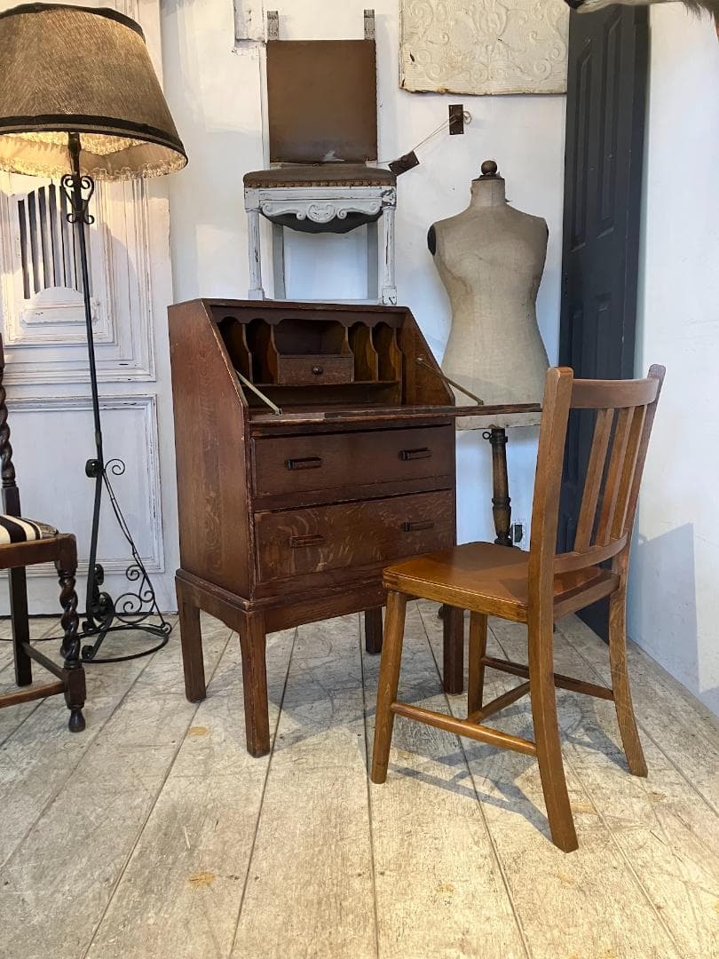 英国アンティーク　ライティングビューロー　鍵付き　コンパクトタイプ　デスク