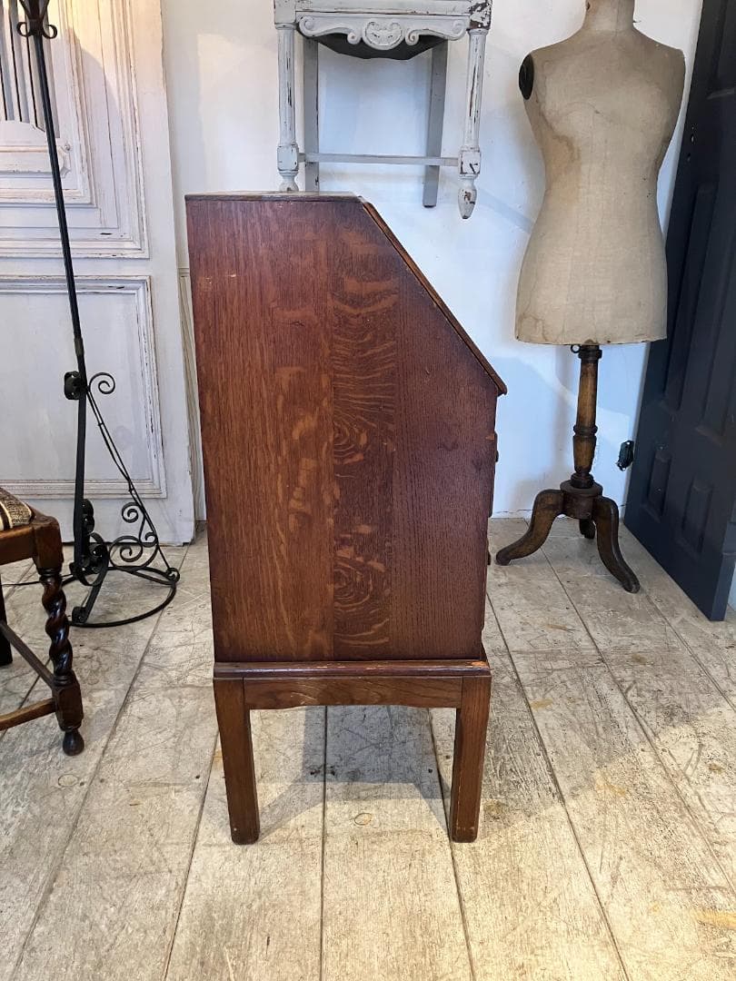 英国アンティーク　ライティングビューロー　鍵付き　コンパクトタイプ　デスク