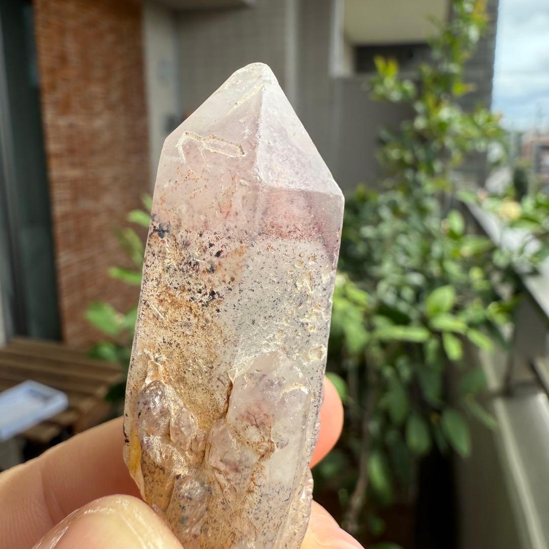 ストロベリーファントムクォーツ　大きめ　ファイヤークォーツ　苺水晶　原石①