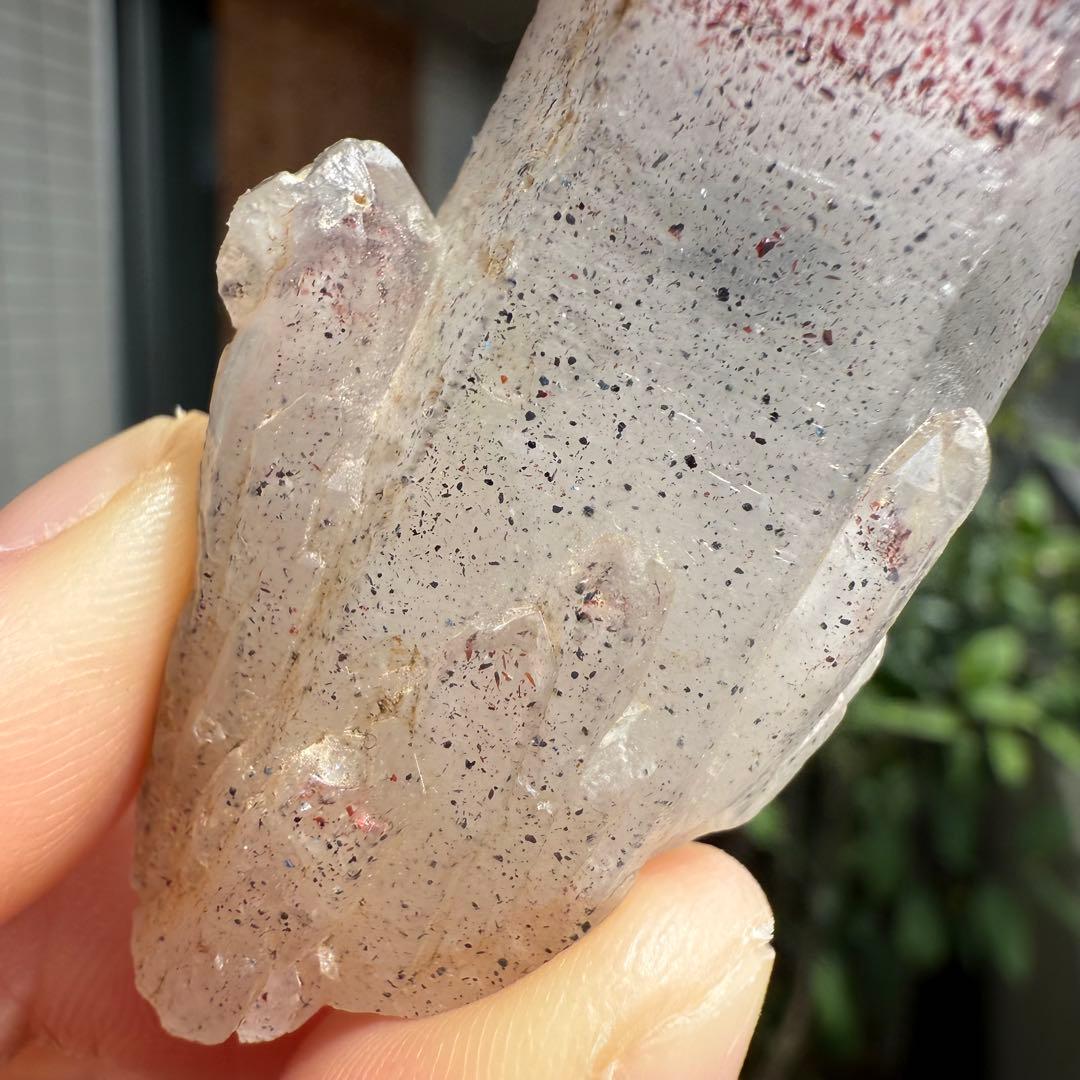 ストロベリーファントムクォーツ　大きめ　ファイヤークォーツ　苺水晶　原石①