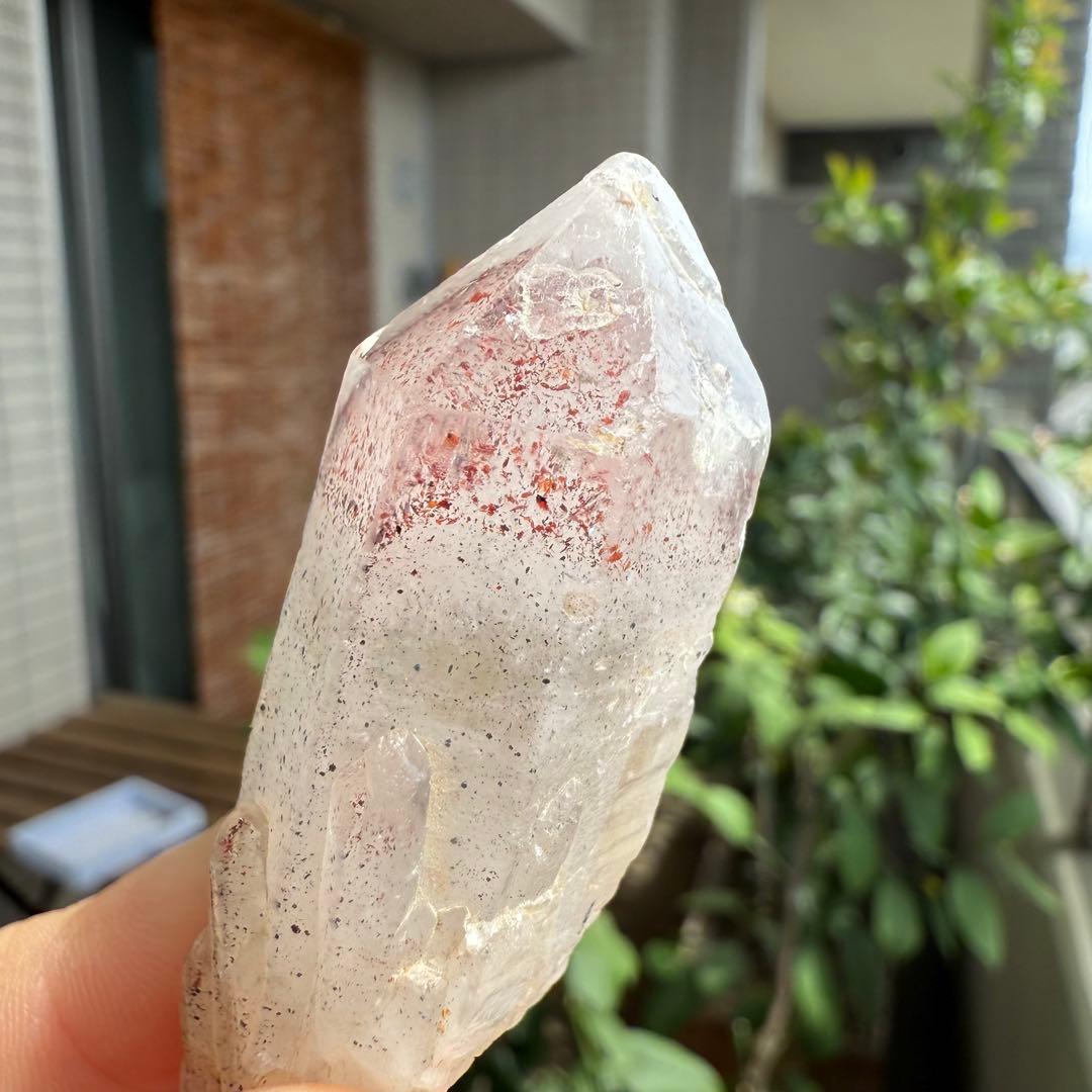 ストロベリーファントムクォーツ　大きめ　ファイヤークォーツ　苺水晶　原石①