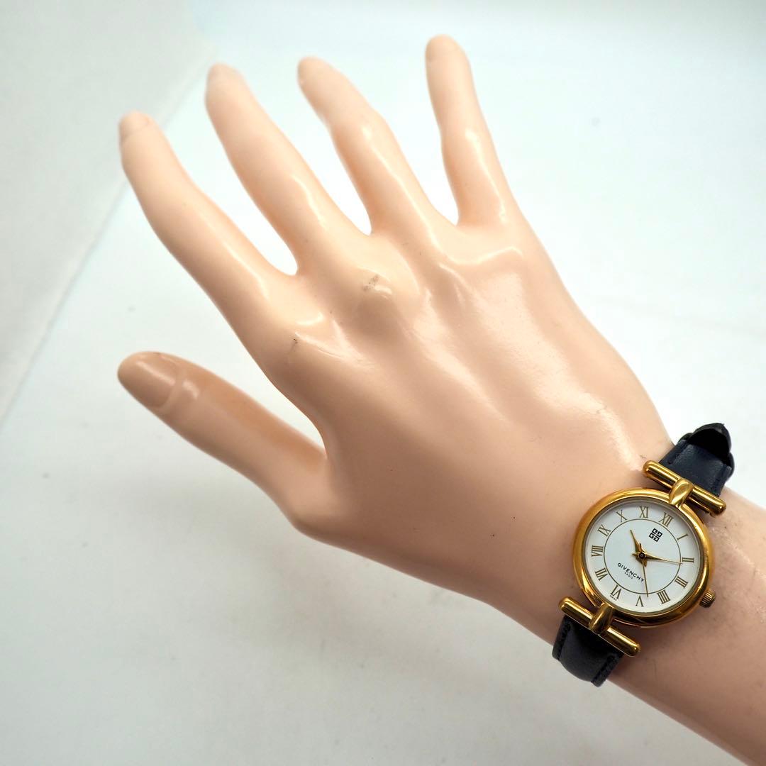 114 GIVENCHY レディース 時計 ホワイト ネイビー ゴールド　希少