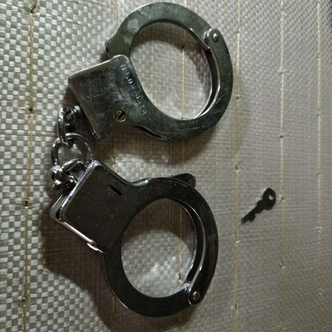 金属製手錠 鍵付き シルバー仕上げ