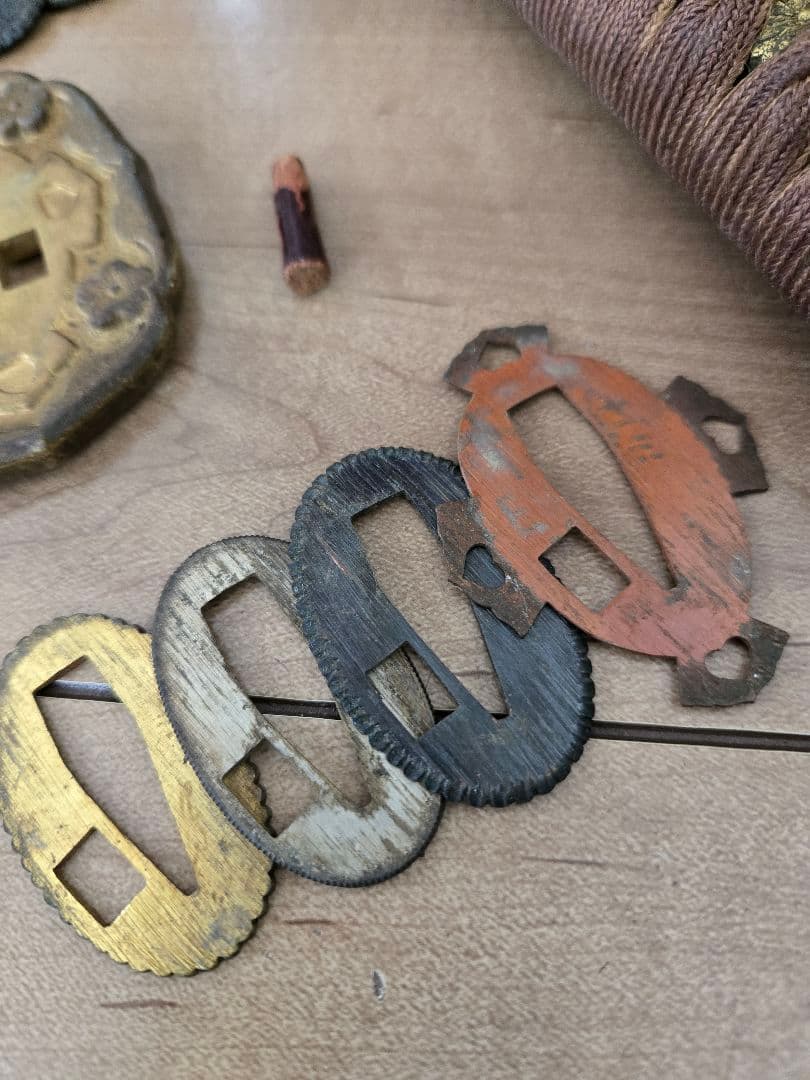 第二次大戦中実物　98式将校軍刀拵え(刀身なし)　8枚切羽　家紋入り　揃い部品