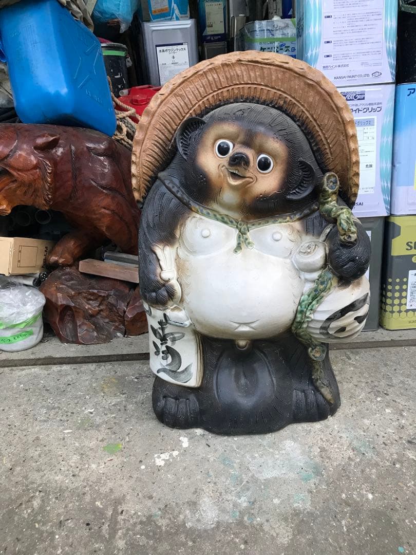 滋賀県信楽焼きのタヌキです。
