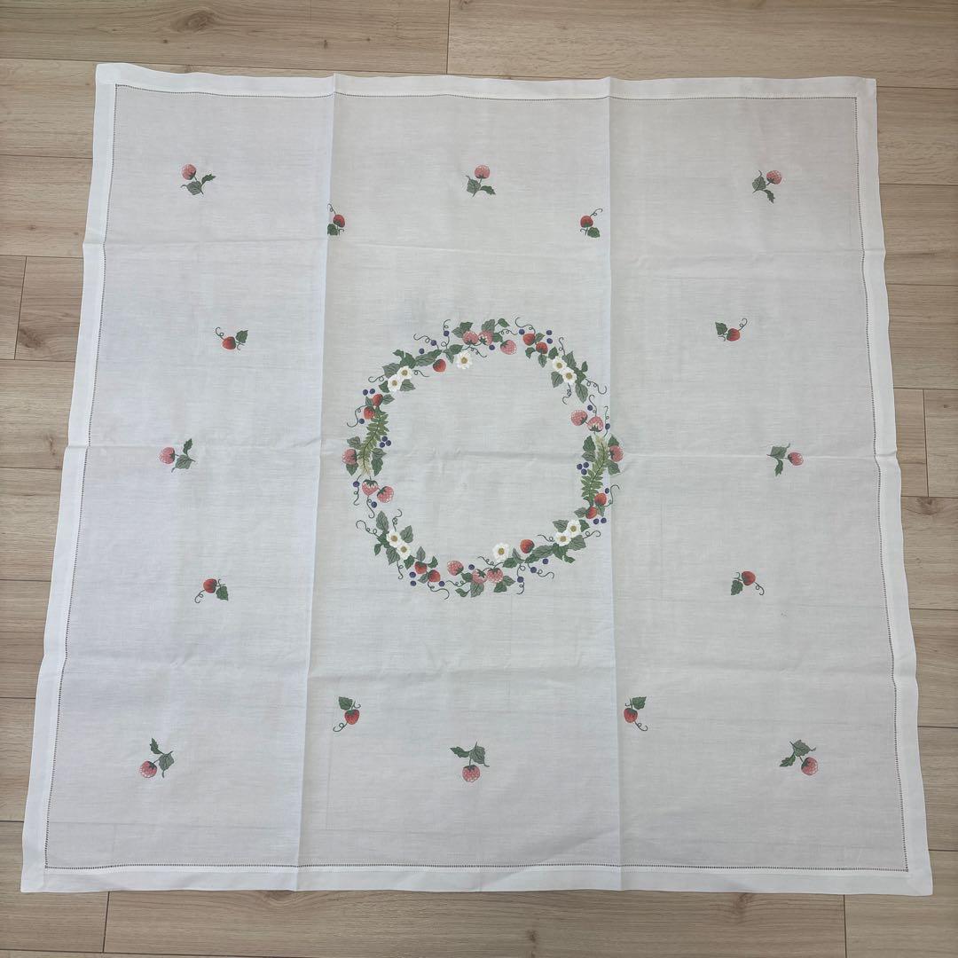 ベトナム手刺繍　テーブルクロス　いちご柄