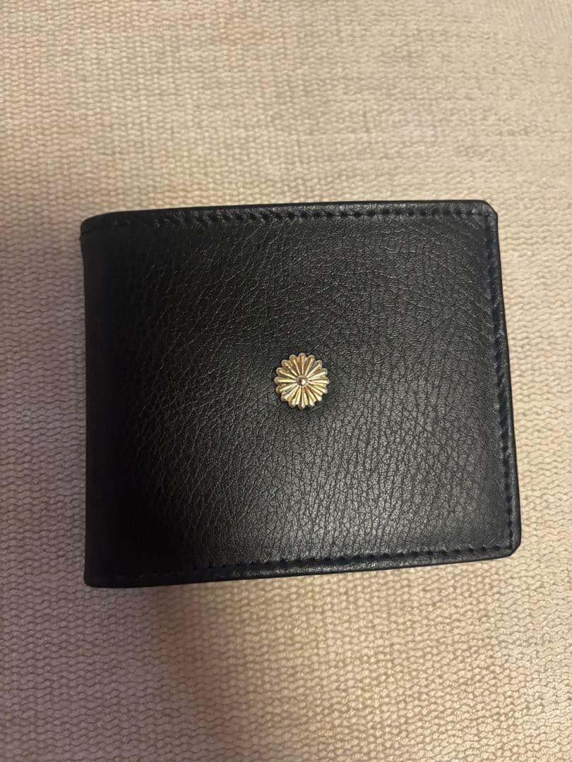 皇居菊紋牛革財布　黒レザー二つ折り財布