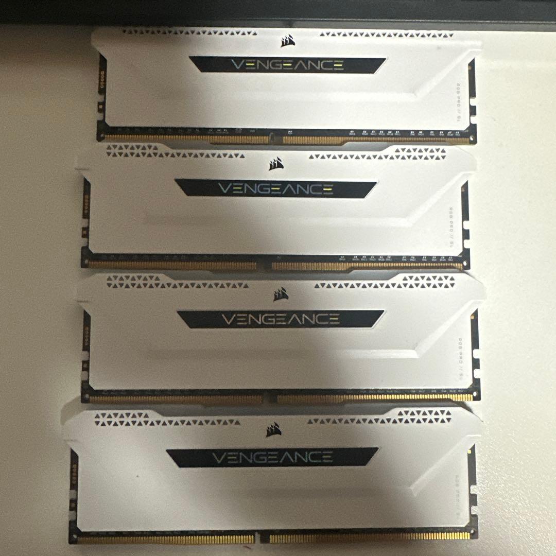 メモリー CORSAIR 32GB 8gb x4 DDR4 3200 RGB