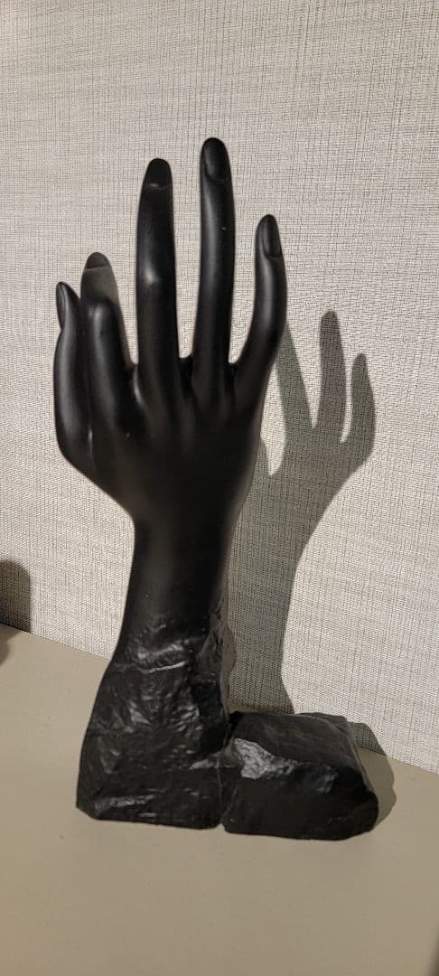 三角形の置き時計と腕のオブジェ ポストモダン ミッドセンチュリー