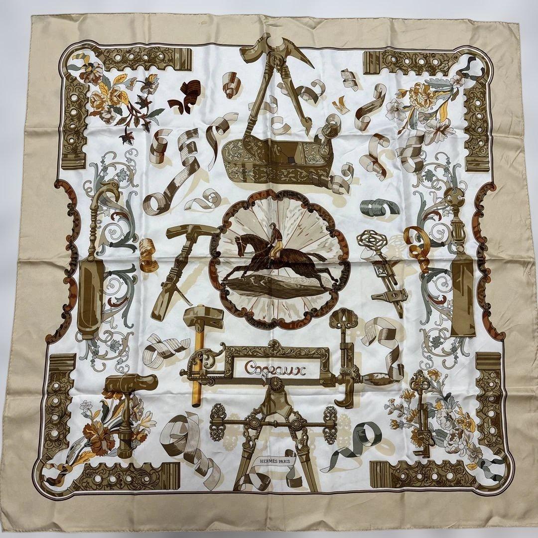 HERMÈS エルメス　シルクスカーフ 装飾的デザイン