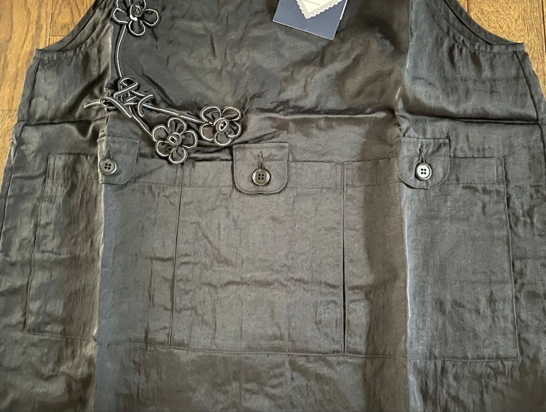 新品タグ付☆L'assiette ラシェット☆お花モチーフが可愛いエプロン　黒