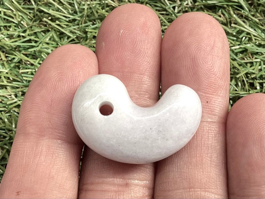 ✳白から秘めたラベンダー色へ‼️本物　糸魚川翡翠硬玉ジェダイト　お守りに　鑑別書付